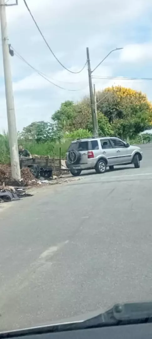Moradores flagrados descartando lixo ilegalmente em Pinda são identificados e multados pela fiscalização.